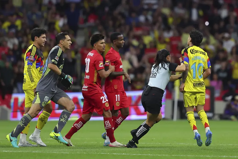 Karen Díaz durante la pelea entre Helinho y Alejandro Zendejas en el partido de América y Toluca | IMAGO 7