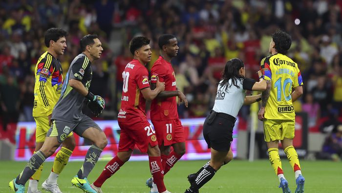 Karen Díaz durante la pelea entre Helinho y Alejandro Zendejas en el partido de América y Toluca | IMAGO 7