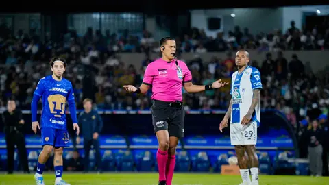 Quintero Huitrón pitó la Semifinal entre Pumas y Pachuca | IMAGO7