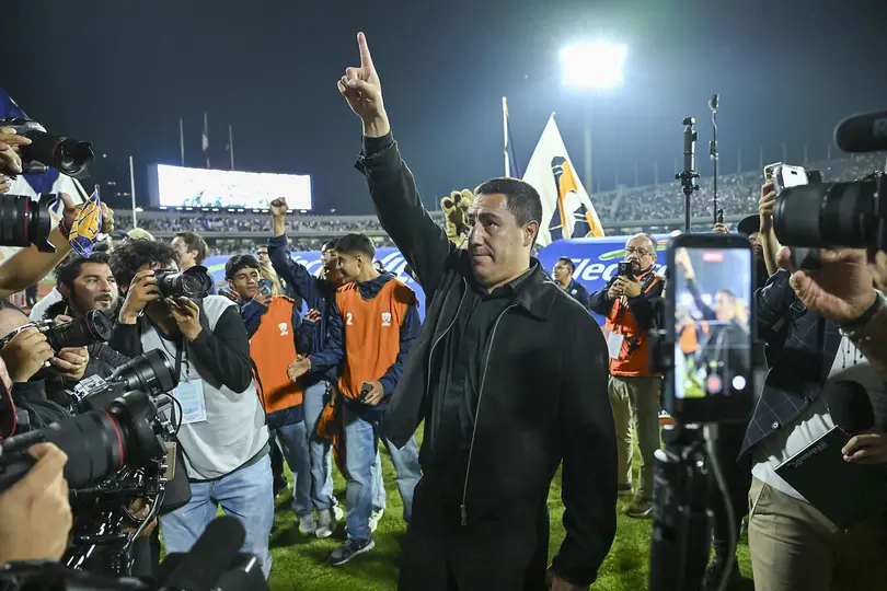 Efraín Juárez, DT de Pumas, celebra con la afición al termino del la Semifinal contra Pachuca. l IMAGO7