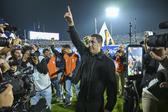 Efraín Juárez, DT de Pumas, celebra con la afición al termino del la Semifinal contra Pachuca. l IMAGO7