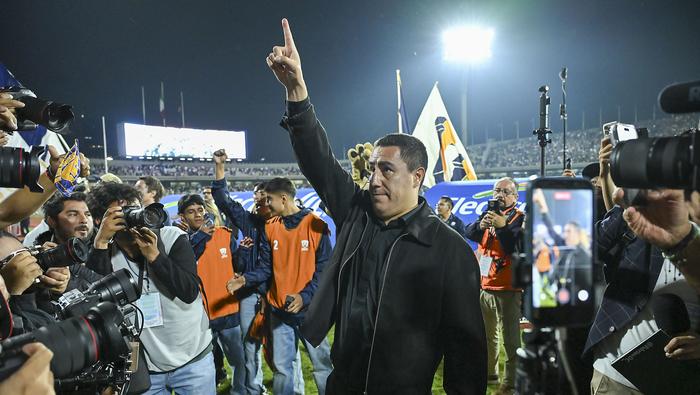Efraín Juárez, DT de Pumas, celebra con la afición al termino del la Semifinal contra Pachuca. l IMAGO7