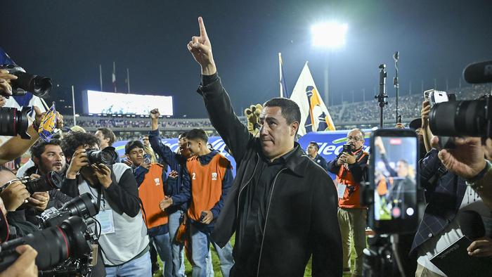 Efraín Juárez, DT de Pumas, celebra con la afición al termino del la Semifinal contra Pachuca. l IMAGO7