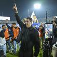 Efraín Juárez, DT de Pumas, celebra con la afición al termino del la Semifinal contra Pachuca. l IMAGO7