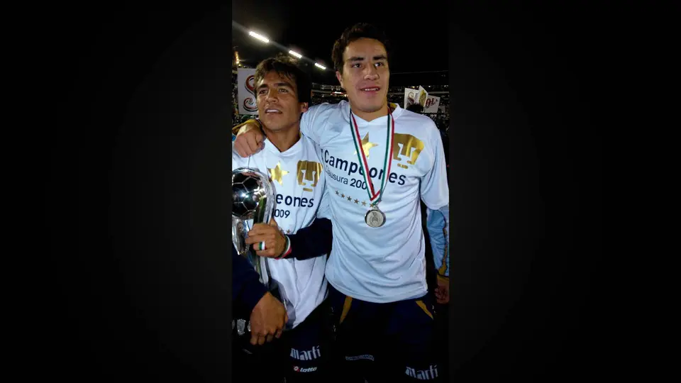 Efraín Juárez, festeja el título con Pumas del Clausura 2009. l MEXSPORT