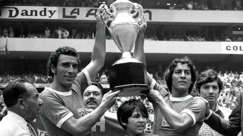 Jugadores de Cruz Azul celebran el título de la Temporada 1971-72 contra América | MEXSPORT