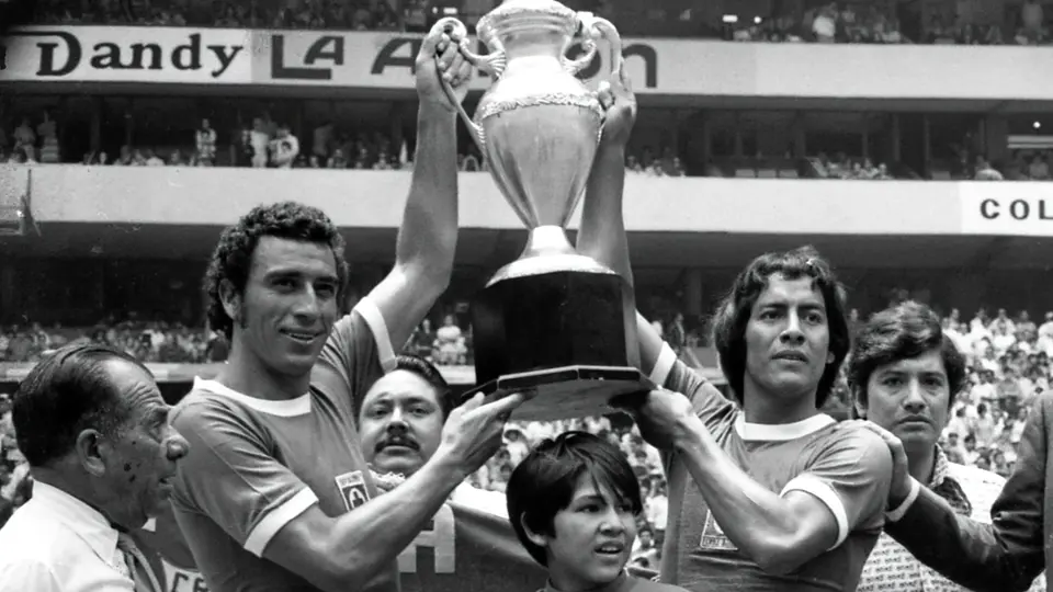 Jugadores de Cruz Azul celebran el título de la Temporada 1971-72 contra América | MEXSPORT