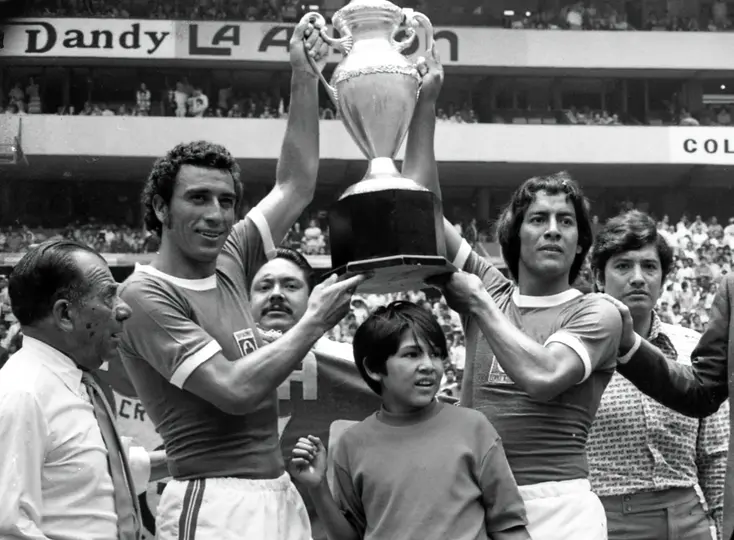 Jugadores de Cruz Azul celebran el título de la Temporada 1971-72 contra América | MEXSPORT
