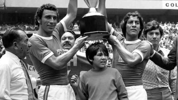 Jugadores de Cruz Azul celebran el título de la Temporada 1971-72 contra América | MEXSPORT