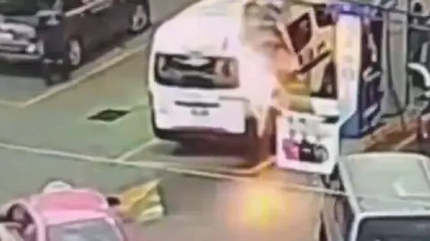 Una camioneta fue incendiada mientras cargaba gasolinera en Tlanepantla/RRSS