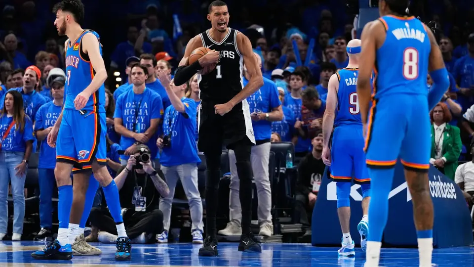 Victor Wembanyama de los San Antonio Spurs en el partido contra Oklahoma City Thunder | AP
