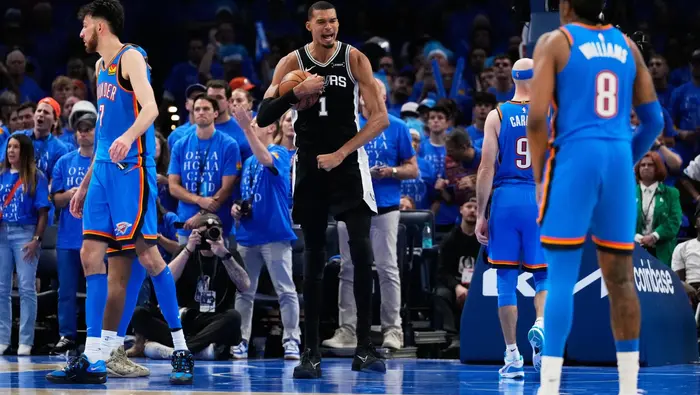 Victor Wembanyama de los San Antonio Spurs en el partido contra Oklahoma City Thunder | AP