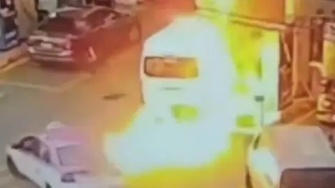 VIDEO: Detienen a hombre por incendiar combi en gasolinera de Tlalnepantla