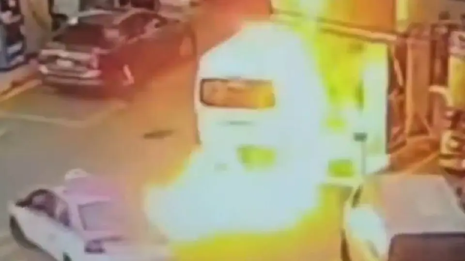 VIDEO: Detienen a hombre por incendiar combi en gasolinera de Tlalnepantla