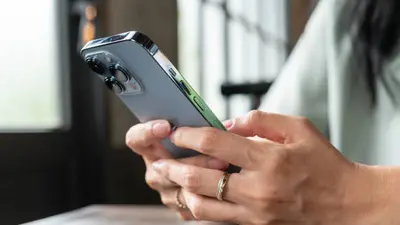 ¿Cómo obtener Liquid Glass en WhatsApp para iPhone? El nuevo diseño transparente
