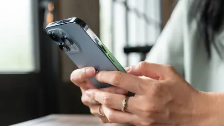 ¿Cómo obtener Liquid Glass en WhatsApp para iPhone? El nuevo diseño transparente