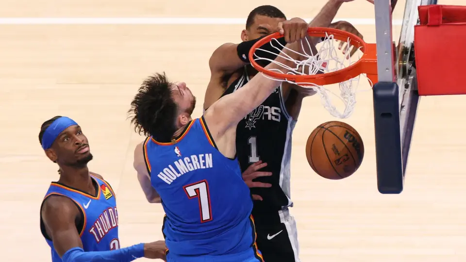 Victor Wembanyama de los San Antonio Spurs en el partido contra Oklahoma City Thunder | AP