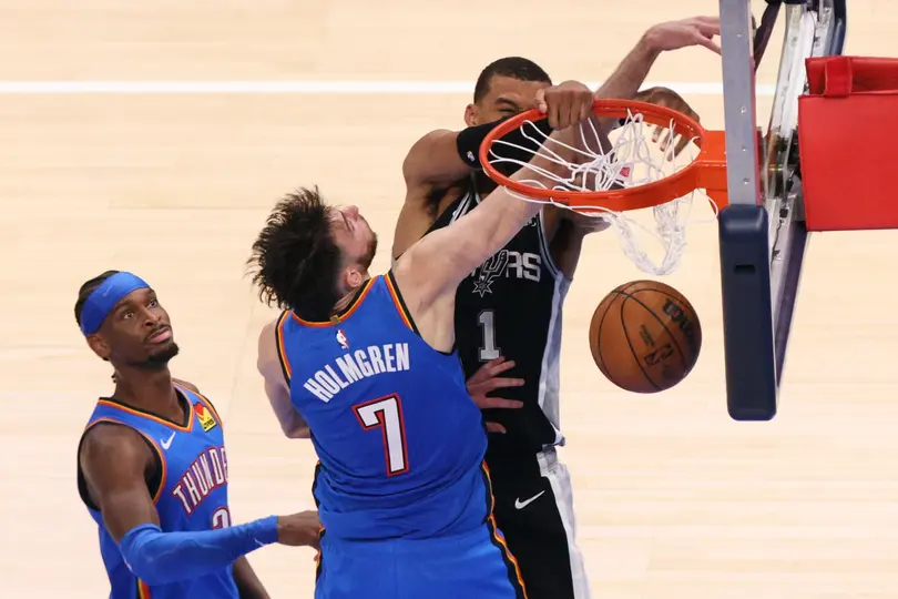 Victor Wembanyama de los San Antonio Spurs en el partido contra Oklahoma City Thunder | AP