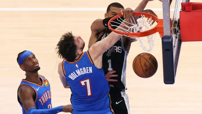 Victor Wembanyama de los San Antonio Spurs en el partido contra Oklahoma City Thunder | AP