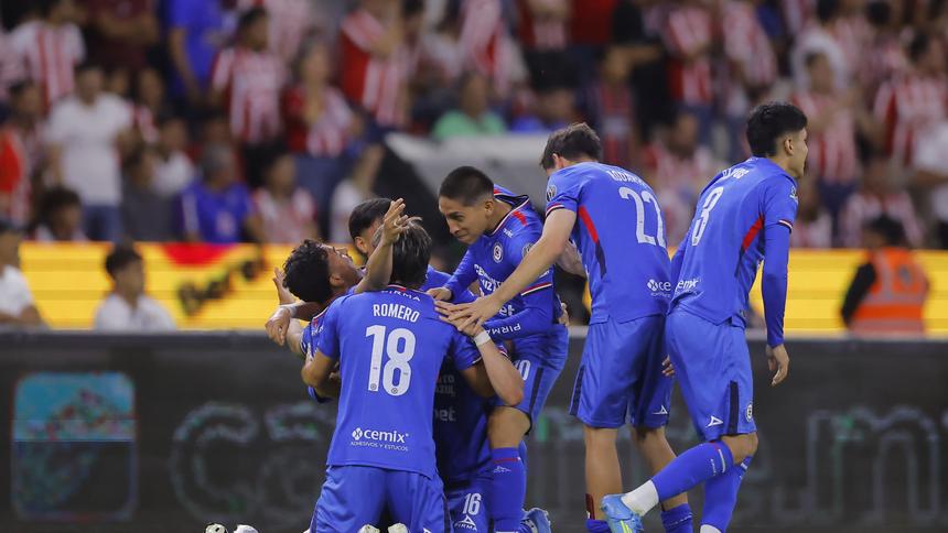 Jugadores de Cruz Azul en celebración ante Chivas | MEXSPORT
