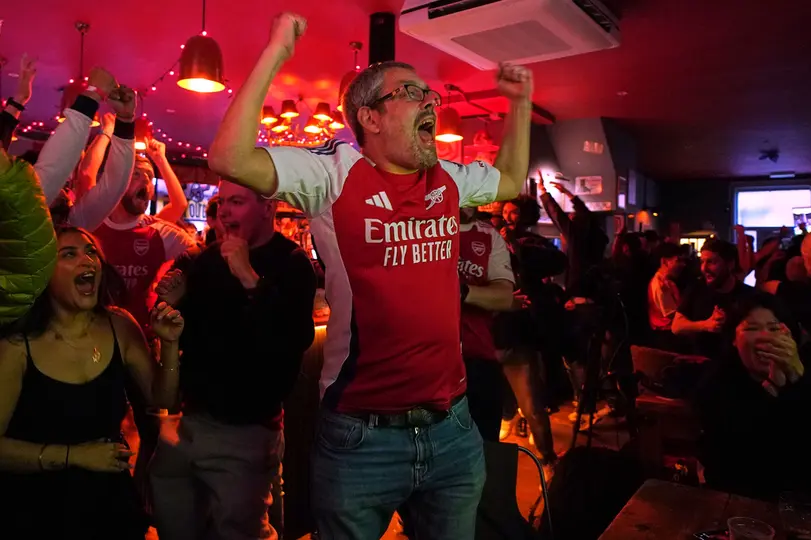 Aficionado de Arsenal celebra en un pub de Londres el empate de Bournemouth contra Manchester City | AP