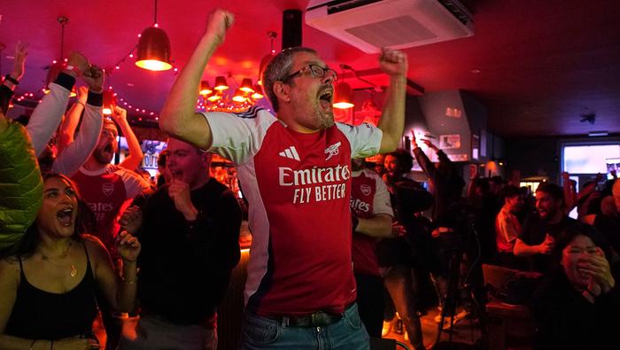 Aficionado de Arsenal celebra en un pub de Londres el empate de Bournemouth contra Manchester City | AP