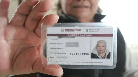 Adultos mayores continúan realizando trámites con la CURP tradicional y documentos vigentes./ RS