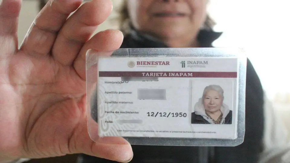 Adultos mayores continúan realizando trámites con la CURP tradicional y documentos vigentes./ RS