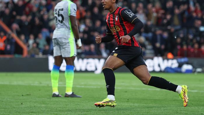 Eli Junior Kroupi en el partido de Bournemouth contra Manchester City en la Premier League | AP