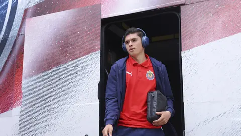 Jonathan Pérez en llegada a partido con Chivas | IMAGO 7
