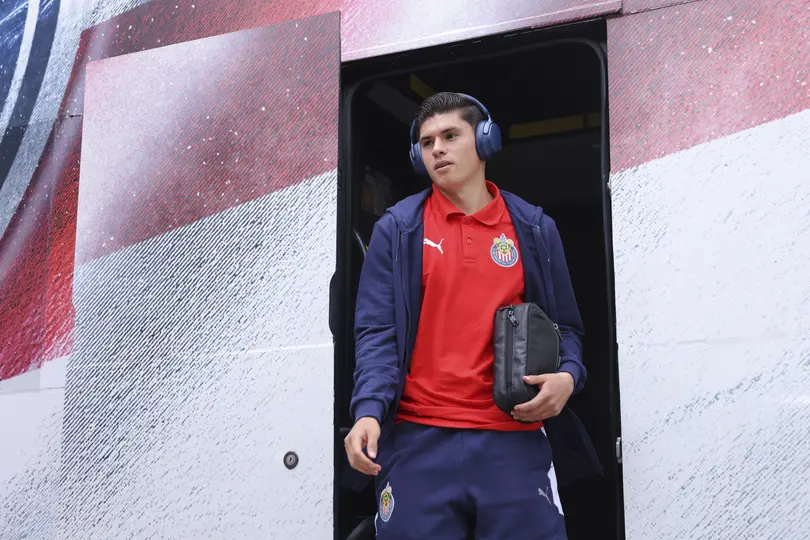 Jonathan Pérez en llegada a partido con Chivas | IMAGO 7