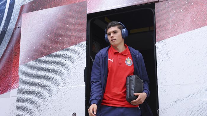 Jonathan Pérez en llegada a partido con Chivas | IMAGO 7
