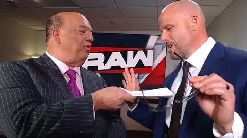 Heyman entregando el contrato de la revancha a Adam Pearce  | Captura de pantalla