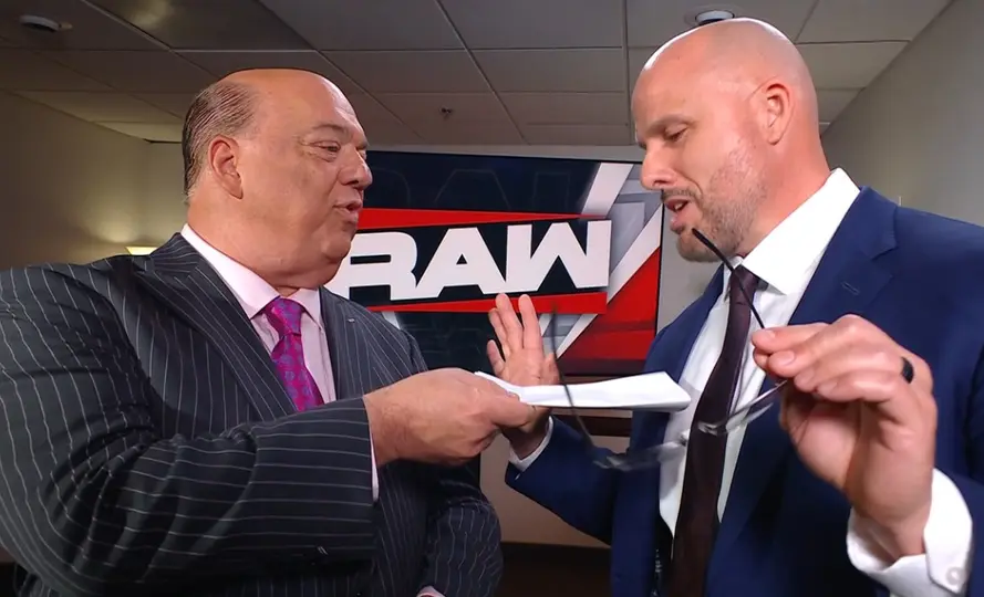 Heyman entregando el contrato de la revancha a Adam Pearce  | Captura de pantalla