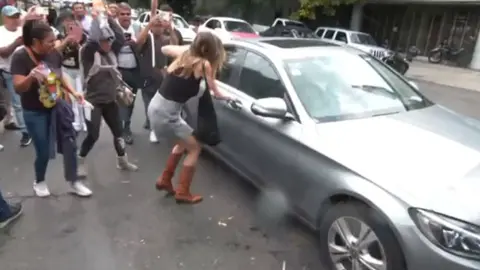 Ximena Pichel, conocida como ‘Lady Racista’, podría enfrentar una orden de aprehensión por presunto incumplimiento de medidas judiciales./ X