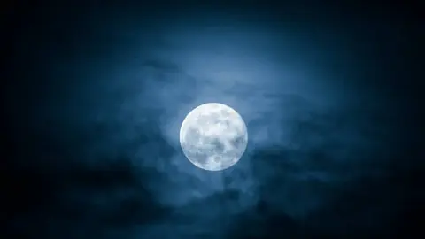 Especialistas señalan que la Luna Azul alcanzará su punto máximo de iluminación alrededor de las 2:45 de la mañana./ Pixabay
