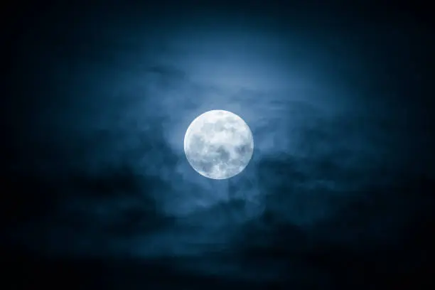 Especialistas señalan que la Luna Azul alcanzará su punto máximo de iluminación alrededor de las 2:45 de la mañana./ Pixabay