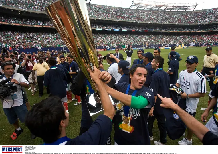 Efraín Juárez levanta la Copa Oro 2009 con el Tricolor. l MEXSPORT