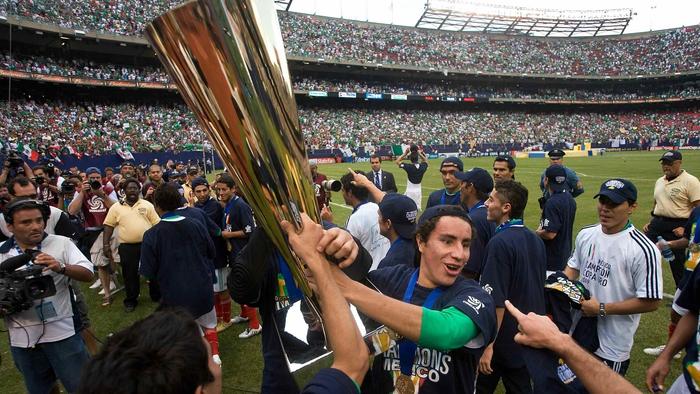 Efraín Juárez levanta la Copa Oro 2009 con el Tricolor. l MEXSPORT
