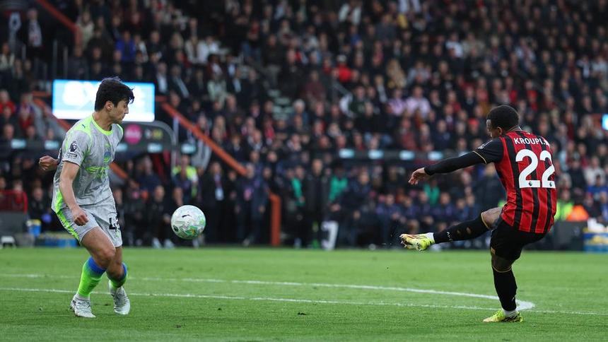 Eli Junior Kroupi en el partido de Bournemouth contra Manchester City en la Premier League | AP