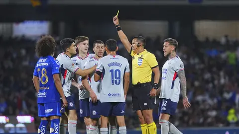 Daniel Quintero amonesta a jugador de Cruz Azul en juego ante Pumas | IMAGO7