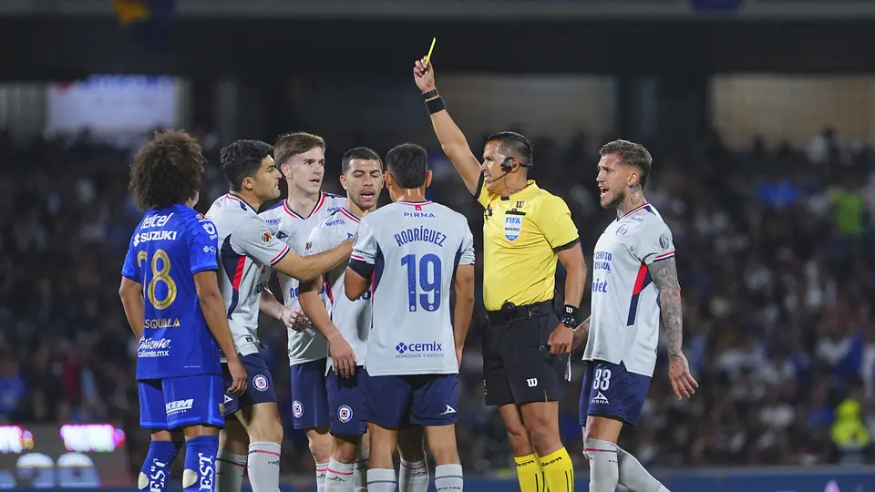 Daniel Quintero amonesta a jugador de Cruz Azul en juego ante Pumas | IMAGO7