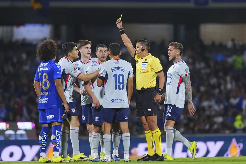 Daniel Quintero amonesta a jugador de Cruz Azul en juego ante Pumas | IMAGO7