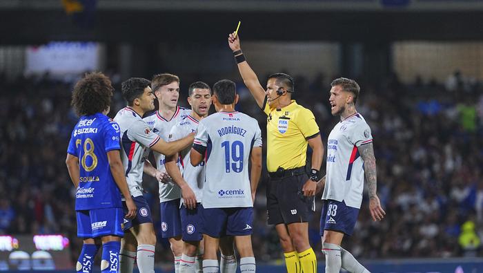 Daniel Quintero amonesta a jugador de Cruz Azul en juego ante Pumas | IMAGO7
