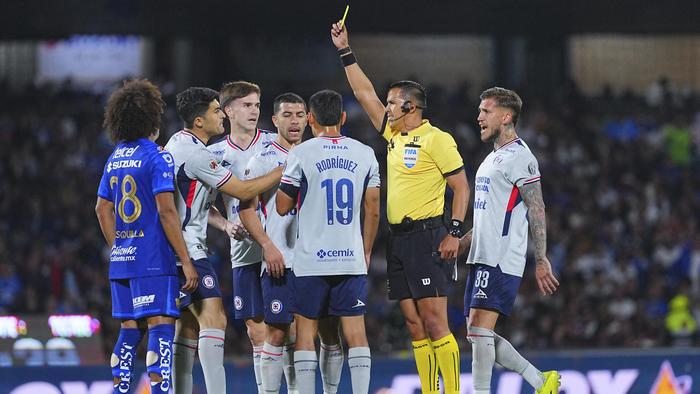 Daniel Quintero amonesta a jugador de Cruz Azul en juego ante Pumas | IMAGO7