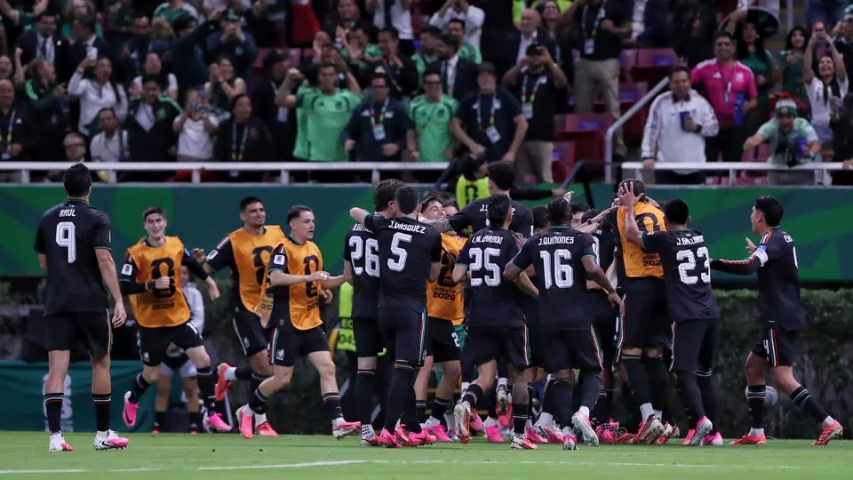 Selección Mexicana, en festejo de gol, ante Corea del Sur | MIGUEL PONTÓN