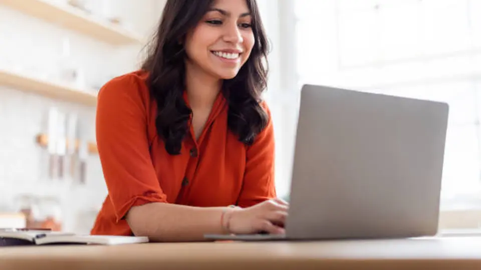 Los trámites digitales permiten realizar gestiones desde cualquier lugar con acceso a internet. / iStock