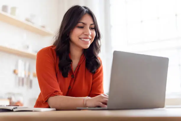 Los trámites digitales permiten realizar gestiones desde cualquier lugar con acceso a internet. / iStock