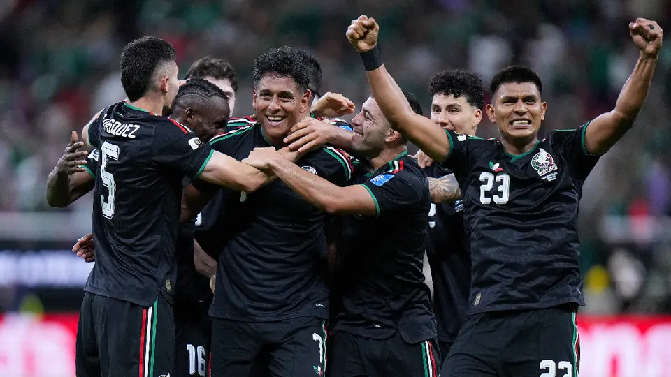 Luis Romo y jugadores de la Selección Mexicana | MEXSPORT