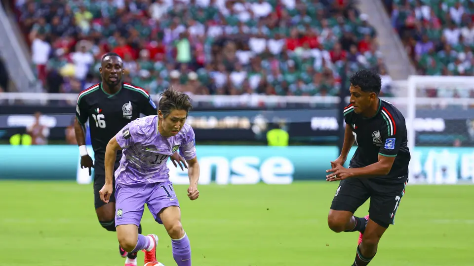 Lee Kang enfrentando a Luis Romo y Quiñones en el México vs Corea del Sur | MEXSPORT